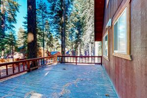 Rõdu või terrass majutusasutuses Tranquil Treehouse Haven