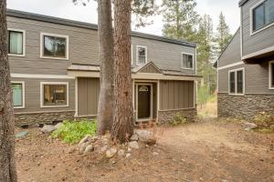 une maison avec un arbre devant dans l'établissement Mountain Condo with Fireplace in Kirkwood Ski Resort, à Kirkwood