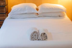 un letto con due asciugamani e cuscini sopra di ArtSpace Venice Beach Bungalow at Best Location a Los Angeles