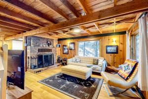 加文門特營的住宿－The Cozy Govy Cabin，带沙发和电视的客厅