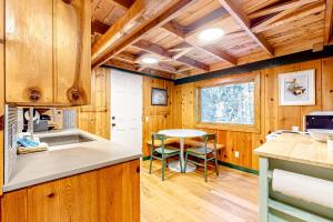 Η κουζίνα ή μικρή κουζίνα στο The Cozy Govy Cabin