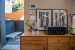 un bancone con forno a microonde in cima a una scrivania di ArtSpace Venice Beach Bungalow at Best Location a Los Angeles