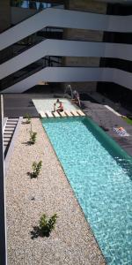 une personne se pose dans une piscine dans l'établissement LAKE MOMENTS - Pearl Apartment, à Balatonszemes