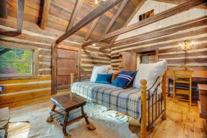 1 dormitorio con 1 cama en una cabaña de madera en The Hobbit, en Canton
