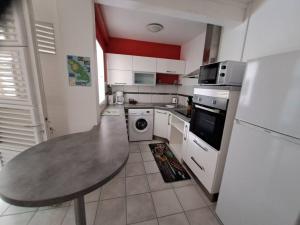 Köök või kööginurk majutusasutuses T2 cosy, spacieux et confortable