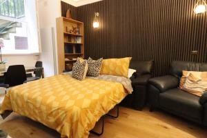 a bedroom with a bed and a couch at Luxury Apartment South Kensington in London
