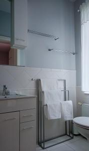 un bagno bianco con asciugamani su un portasciugamani di Apartament Olchowa Prestige 1 a Ustroń