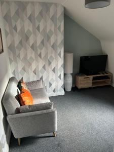 sala de estar con silla y TV en The Loft, Inverness, en Inverness