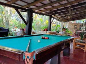 uma mesa de bilhar no meio de uma sala de estar em Casa del Gringo em Cieneguilla