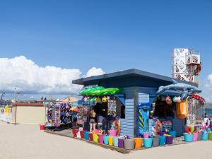 un petit magasin sur la plage avec dans l'établissement Harbour Tales, à Weymouth