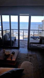 uma sala de estar com vista para o oceano em FULLY RENOVATED APT BY THE OCEAN em Punta del Este