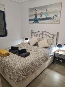 เตียงในห้องที่ Apartament Playa Marina II/Cabo Roig