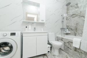 キシナウにあるCozy 2 bedroom apart., Park areaの白いバスルーム(洗濯機付)