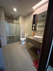 y baño con aseo, lavabo y ducha. en Sweet Studio Apartment, en Kota Bharu
