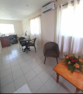 uma sala de estar com cadeiras e uma mesa em Wolfgramm Beachfront Motel em Utungake