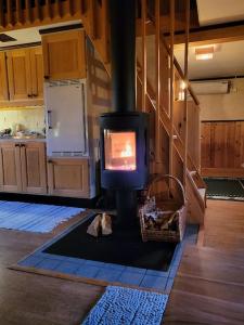 una estufa en el medio de una cocina en Cozy mountain house in Jämtland en Vallrun