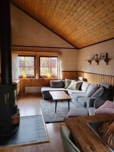 Posezení v ubytování Cozy mountain house in Jämtland