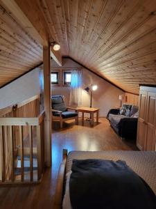 a living room with a large wooden ceiling at Cozy mountain house in Jämtland in Vallrun