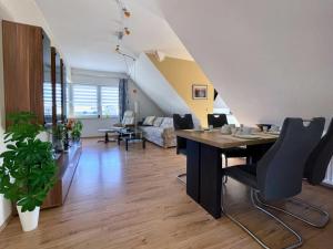 ein Esszimmer und ein Wohnzimmer mit einem Tisch und Stühlen in der Unterkunft Ferienwohnung im roten Haus in Kröslin