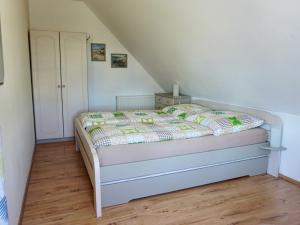 ein Schlafzimmer mit einem Bett im Dachgeschoss in der Unterkunft Ferienwohnung im roten Haus in Kröslin