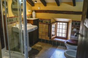 Ванная комната в Los Arbolitos Shared Housing