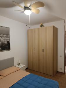 um quarto com uma cama e um armário de madeira em la casina accogliente em Pisa