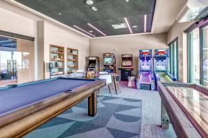 une chambre avec un billard et des machines d'arcade dans l'établissement Canyons Resort Village #129, à Park City