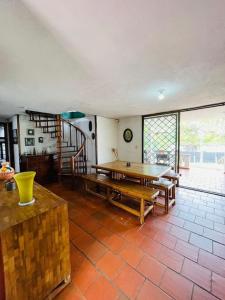 een woonkamer met een houten tafel en een trap bij finca de descanso y recreacion, fogata,piscina. in Cali