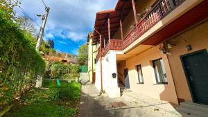 a small alley way next to a house at Cosy studio in the heart of Brasov in Braşov