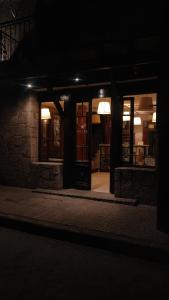 una entrada a un edificio por la noche con luces en Coronado Hotel en Mina Clavero