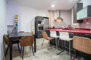 une cuisine avec un bar et un comptoir rouge dans l'établissement P1GRVCC1059 - Fantastic 2bedroom flat in the center, à Barcelone