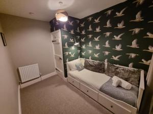Μία ή περισσότερες κουκέτες σε δωμάτιο στο Dove View Hartington: luxury 3 bed cottage