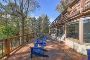 una terraza con sillas azules y ventanas en una casa en Herons Rest, en Moneta