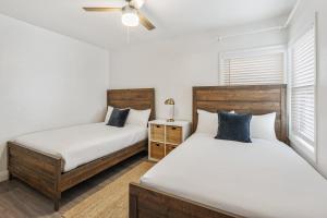 - une chambre avec 2 lits et un ventilateur de plafond dans l'établissement Beachside Oasis, à Seal Beach