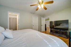 Μια τηλεόραση ή/και κέντρο ψυχαγωγίας στο Candler Home with Large Deck Hike, Bike and Unwind!