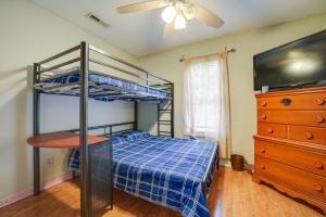 Ένα ή περισσότερα κρεβάτια σε δωμάτιο στο Candler Home with Large Deck Hike, Bike and Unwind!
