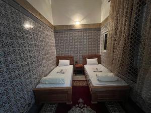 Cette petite chambre comprend 2 lits. dans l'établissement Dar Yassine, à Rabat