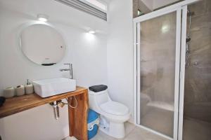 ein Badezimmer mit Toilette, Waschbecken und Dusche in der Unterkunft Penthouse -Sky at Mikasa- Fast wifi, King Bed, AC & Pool in Puerto Escondido + 20 Fotos