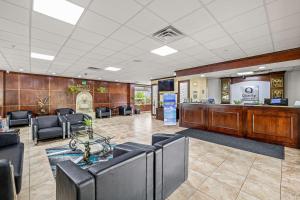 un vestíbulo con una sala de espera con sillas y mesas en Quality Inn & Suites Near Fairgrounds & Ybor City en Tampa