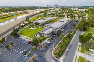 een luchtzicht op een parkeerplaats met een gebouw bij Quality Inn & Suites Near Fairgrounds Ybor City in Tampa