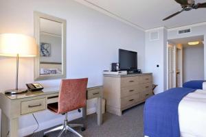 um quarto de hotel com uma cama e uma secretária com uma televisão em Studio Located at The Ritz Carlton Key Biscayne, Miami em Miami