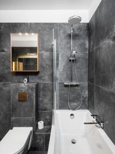 Ванна кімната в Apartments 24h