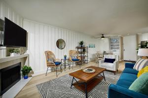 een woonkamer met een blauwe bank en een tafel bij Coastal Retreat in Oceanside