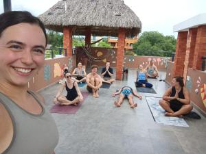 Una donna che posa per una foto in una lezione di yoga di Viajero Sayulita Hostel a Sayulita