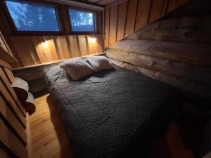 um quarto com uma cama num chalé de madeira em Ruka Saaruakuja 3 as 1-4 em Ruka