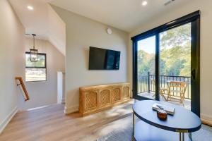 een woonkamer met een tv en een tafel bij The Retreat at Lake Norman with Shared Dock and Slip in Mooresville