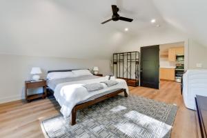 een slaapkamer met een bed en een plafondventilator bij The Retreat at Lake Norman with Shared Dock and Slip in Mooresville