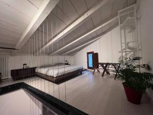 Großes Zimmer mit einem Bett und einem Pool in der Unterkunft La Zinevra in Rovereto