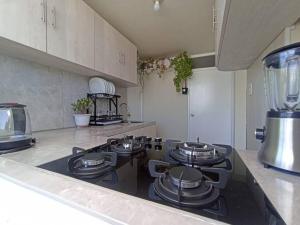 una cocina con 4 quemadores en una estufa en Apartment with amazing view, en Arequipa