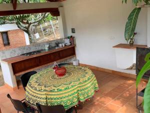 una habitación con una mesa con un tazón. en Cabaña Colonial Vista Verde, en Tena